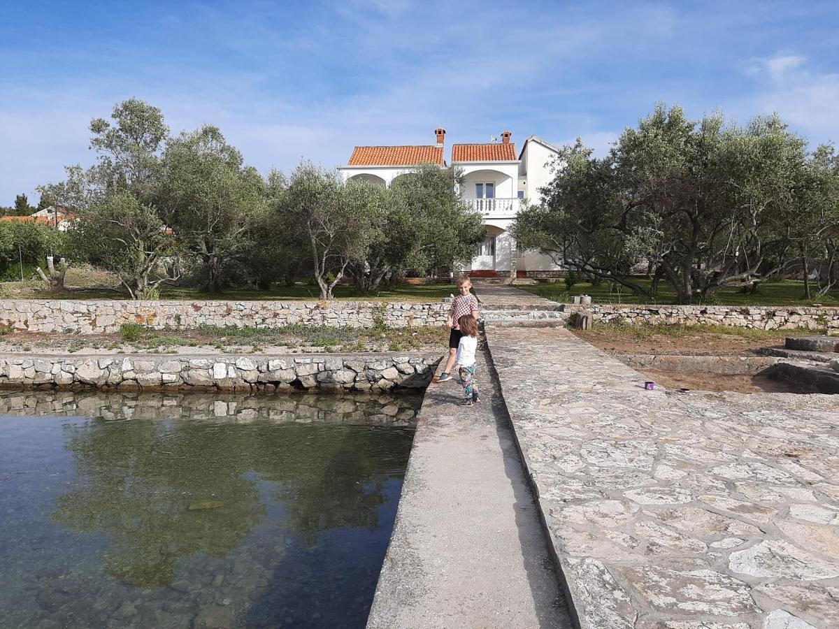 Appartamento Family House Rebeka Ugljan Esterno foto