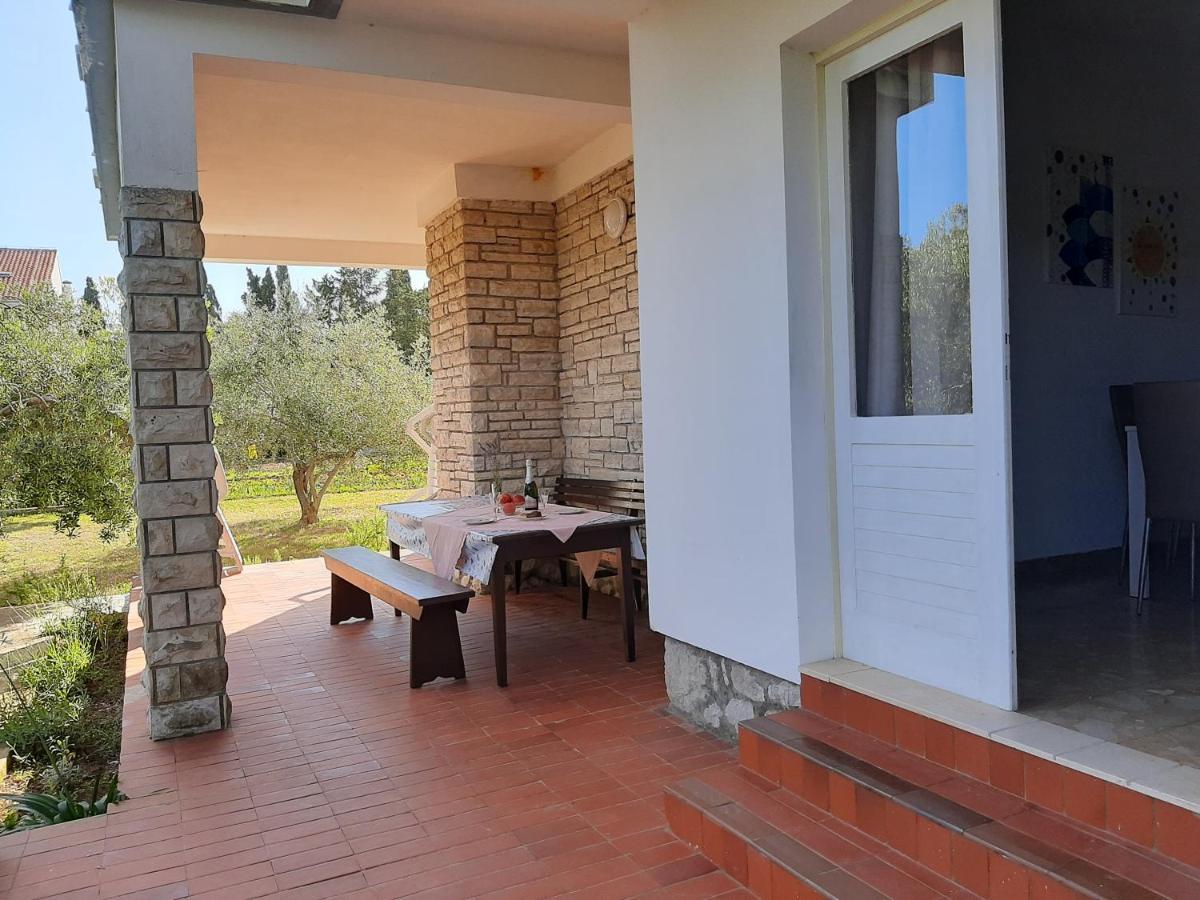 Appartamento Family House Rebeka Ugljan Esterno foto
