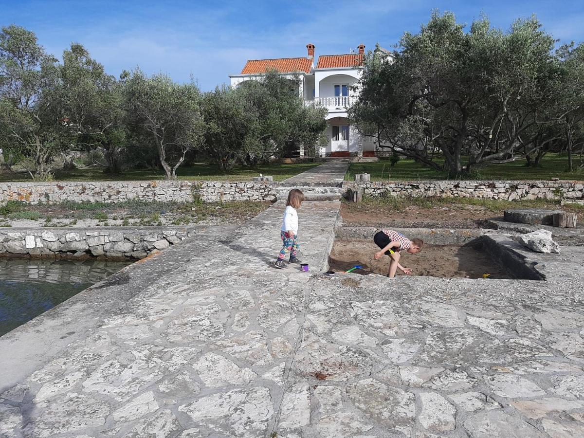 Appartamento Family House Rebeka Ugljan Esterno foto