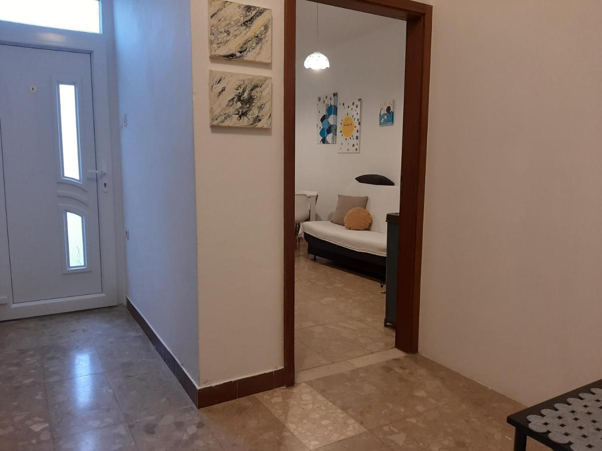 Appartamento Family House Rebeka Ugljan Esterno foto