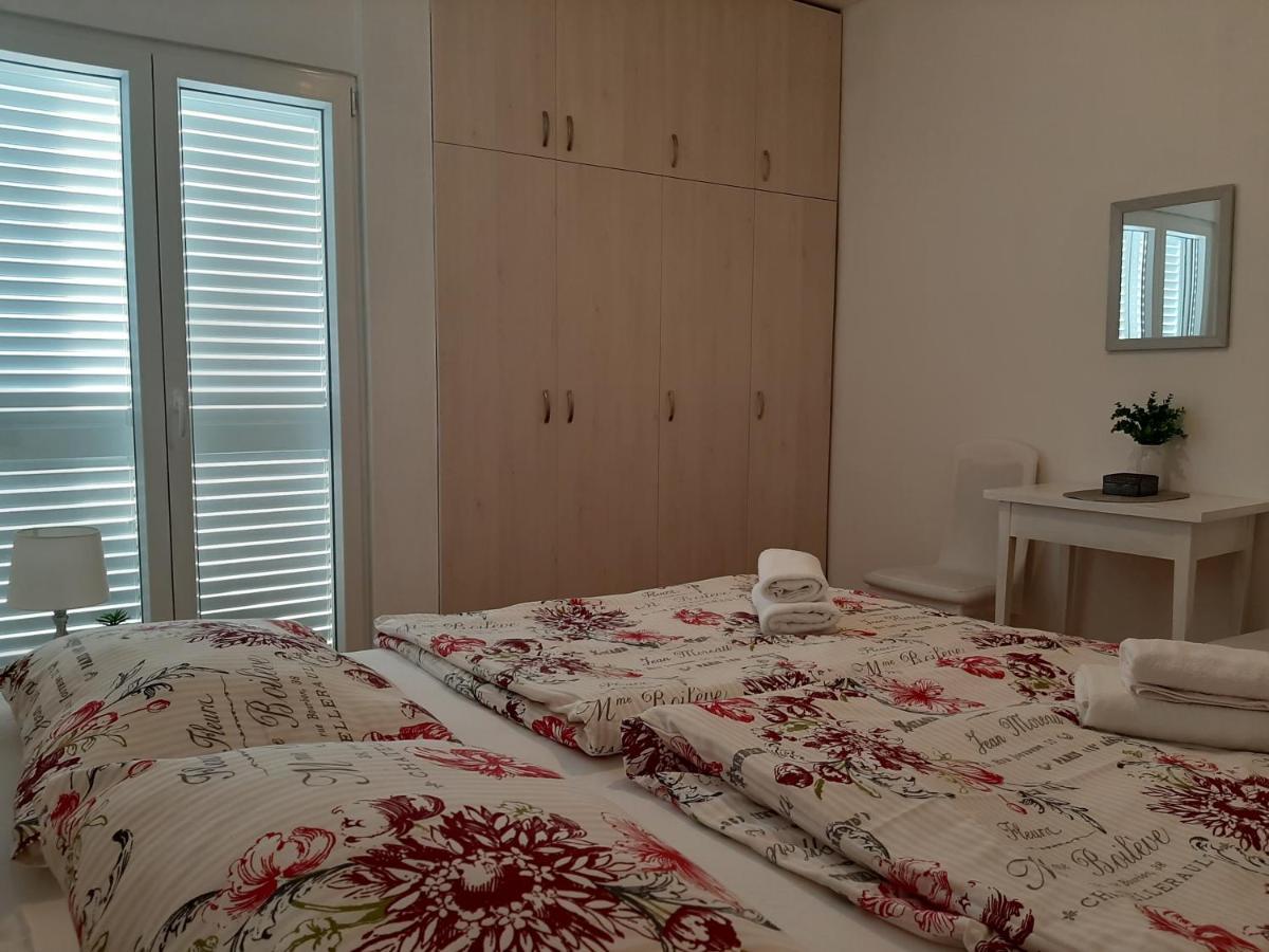 Appartamento Family House Rebeka Ugljan Esterno foto