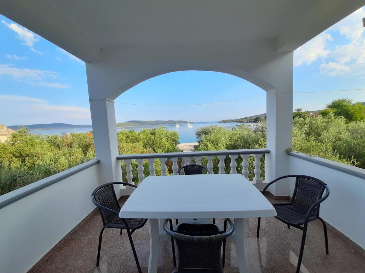 Appartamento Family House Rebeka Ugljan Esterno foto