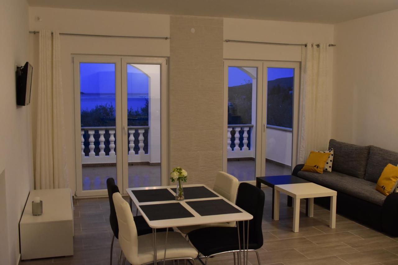 Appartamento Family House Rebeka Ugljan Esterno foto