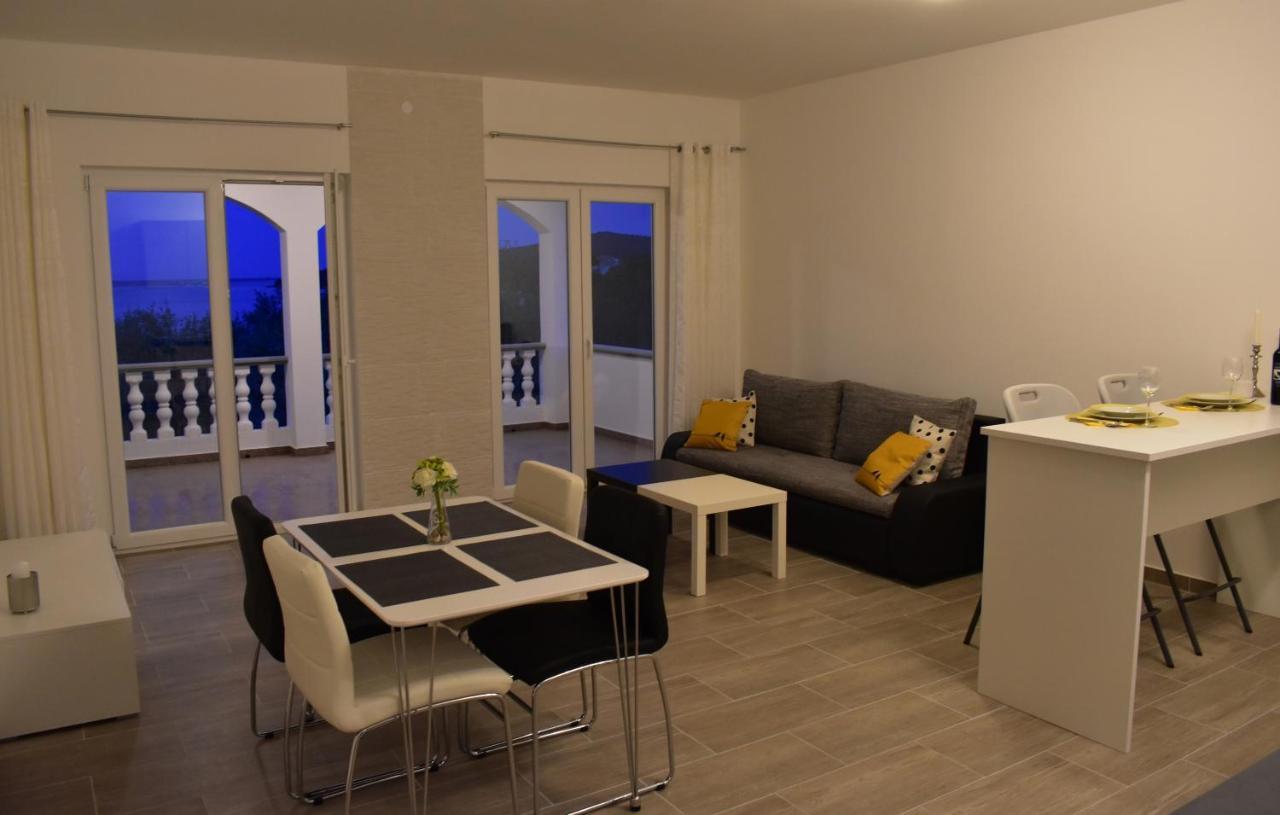 Appartamento Family House Rebeka Ugljan Esterno foto