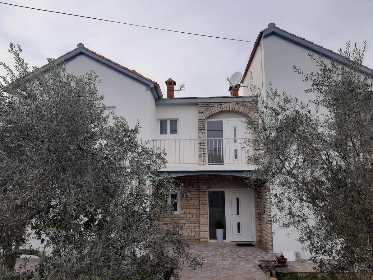 Appartamento Family House Rebeka Ugljan Esterno foto