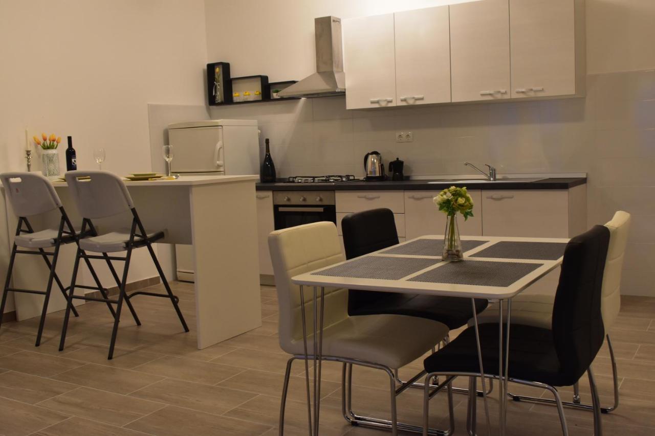 Appartamento Family House Rebeka Ugljan Esterno foto