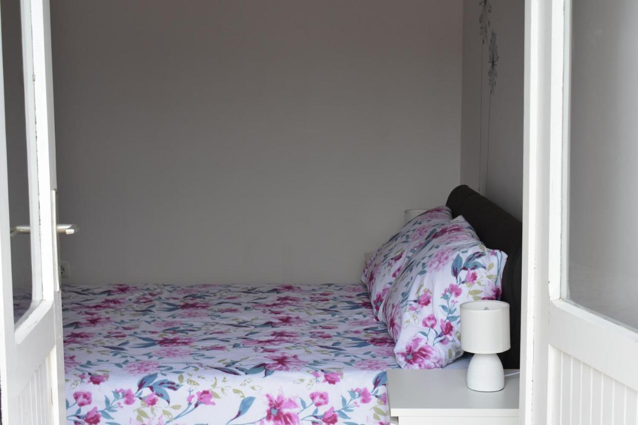 Appartamento Family House Rebeka Ugljan Esterno foto