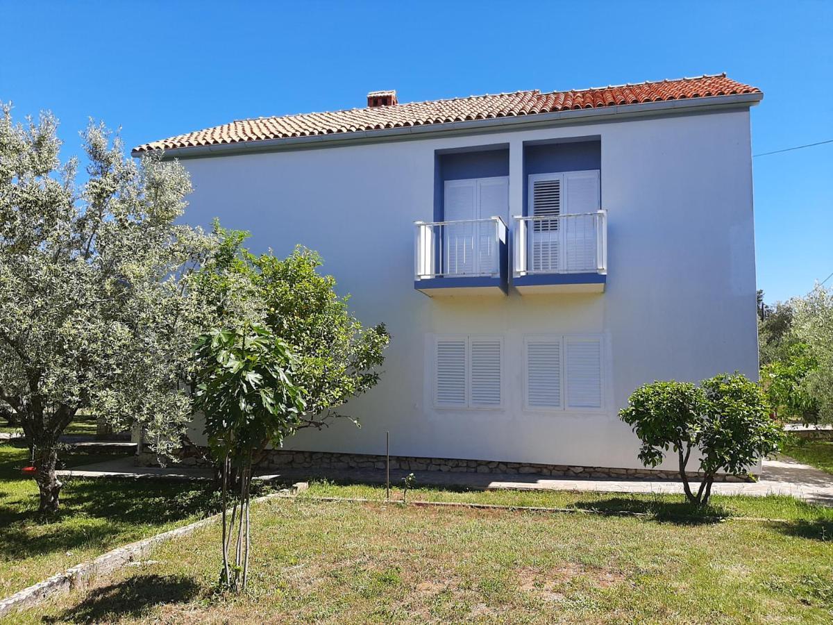 Appartamento Family House Rebeka Ugljan Esterno foto