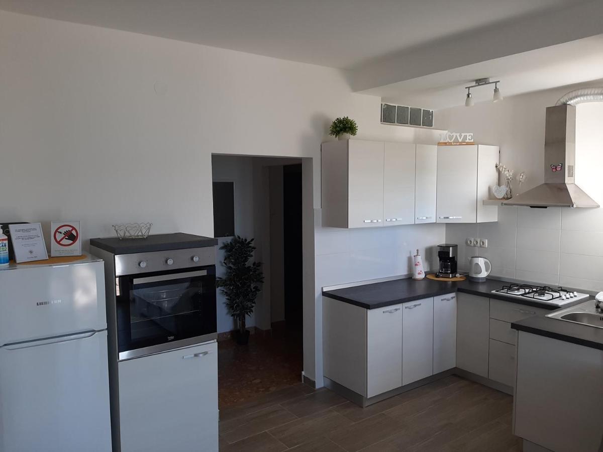 Appartamento Family House Rebeka Ugljan Esterno foto