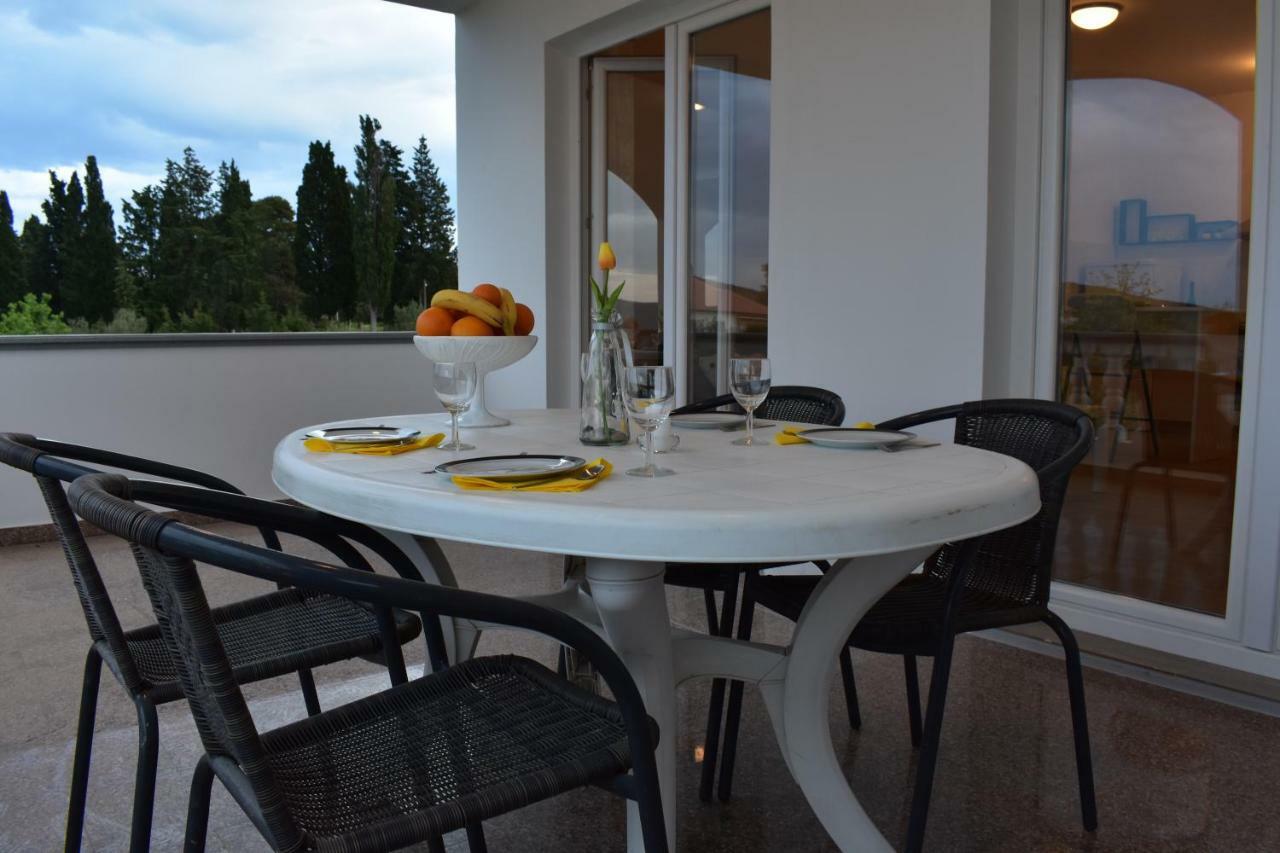 Appartamento Family House Rebeka Ugljan Esterno foto