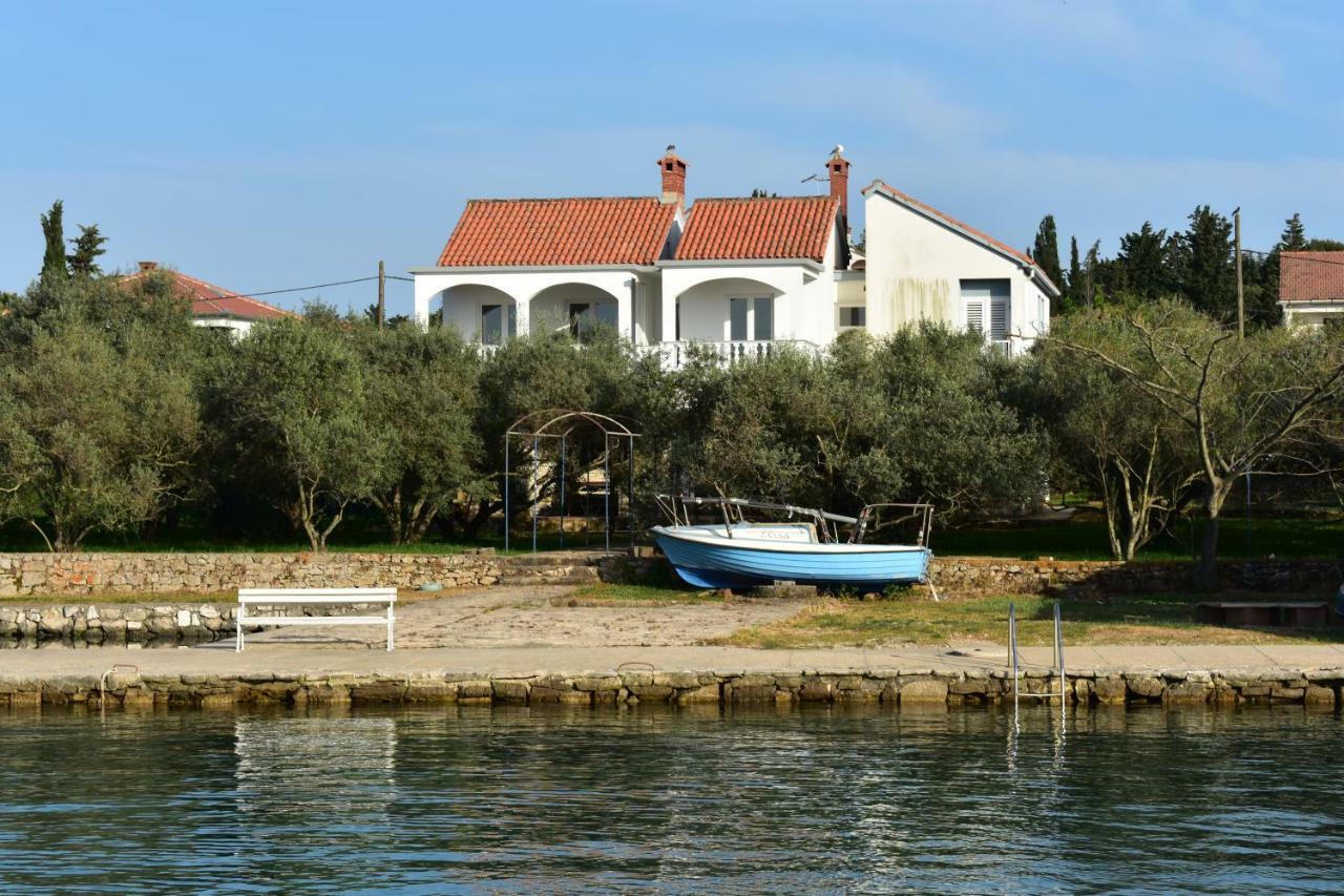 Appartamento Family House Rebeka Ugljan Esterno foto