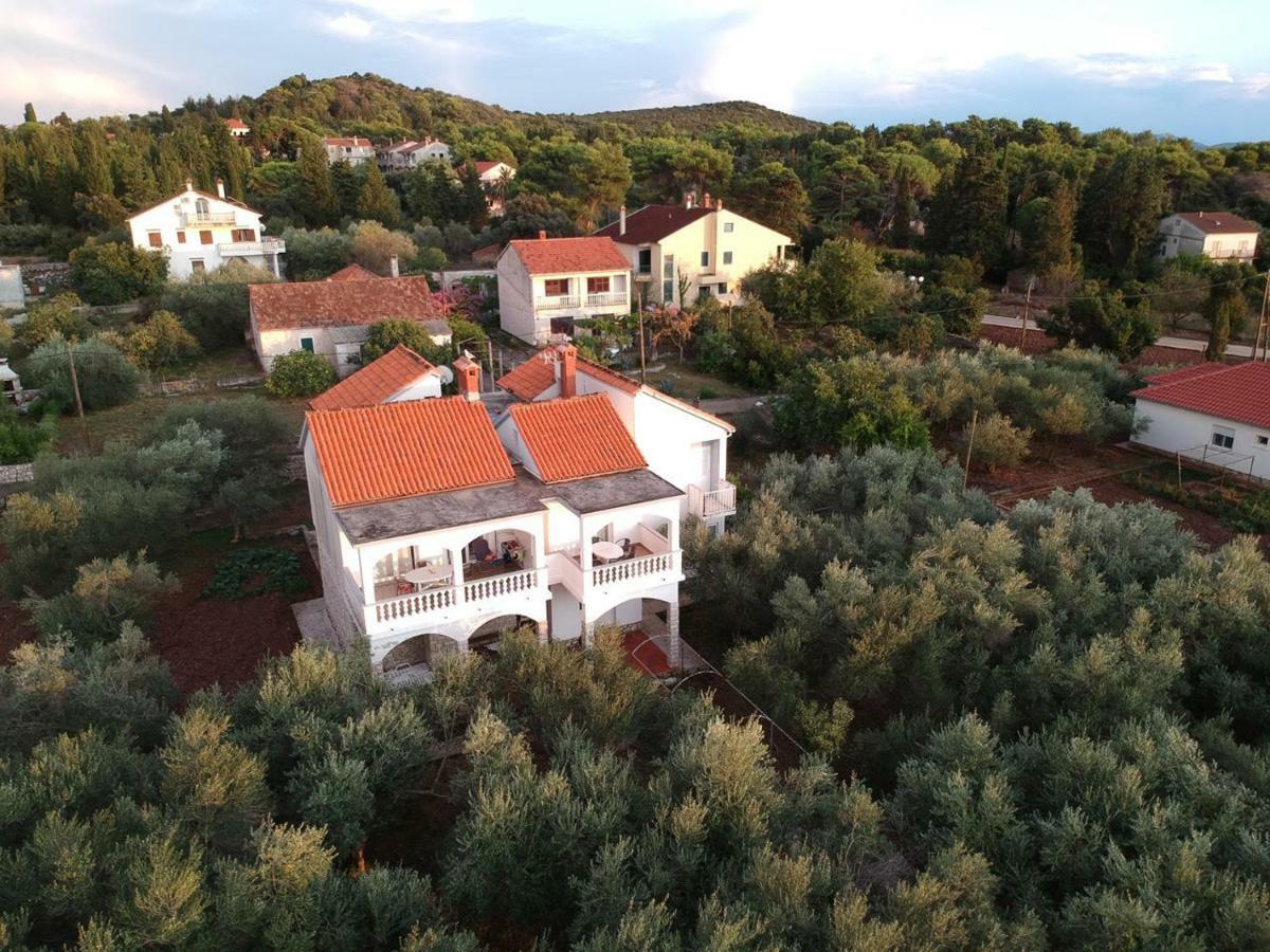 Appartamento Family House Rebeka Ugljan Esterno foto