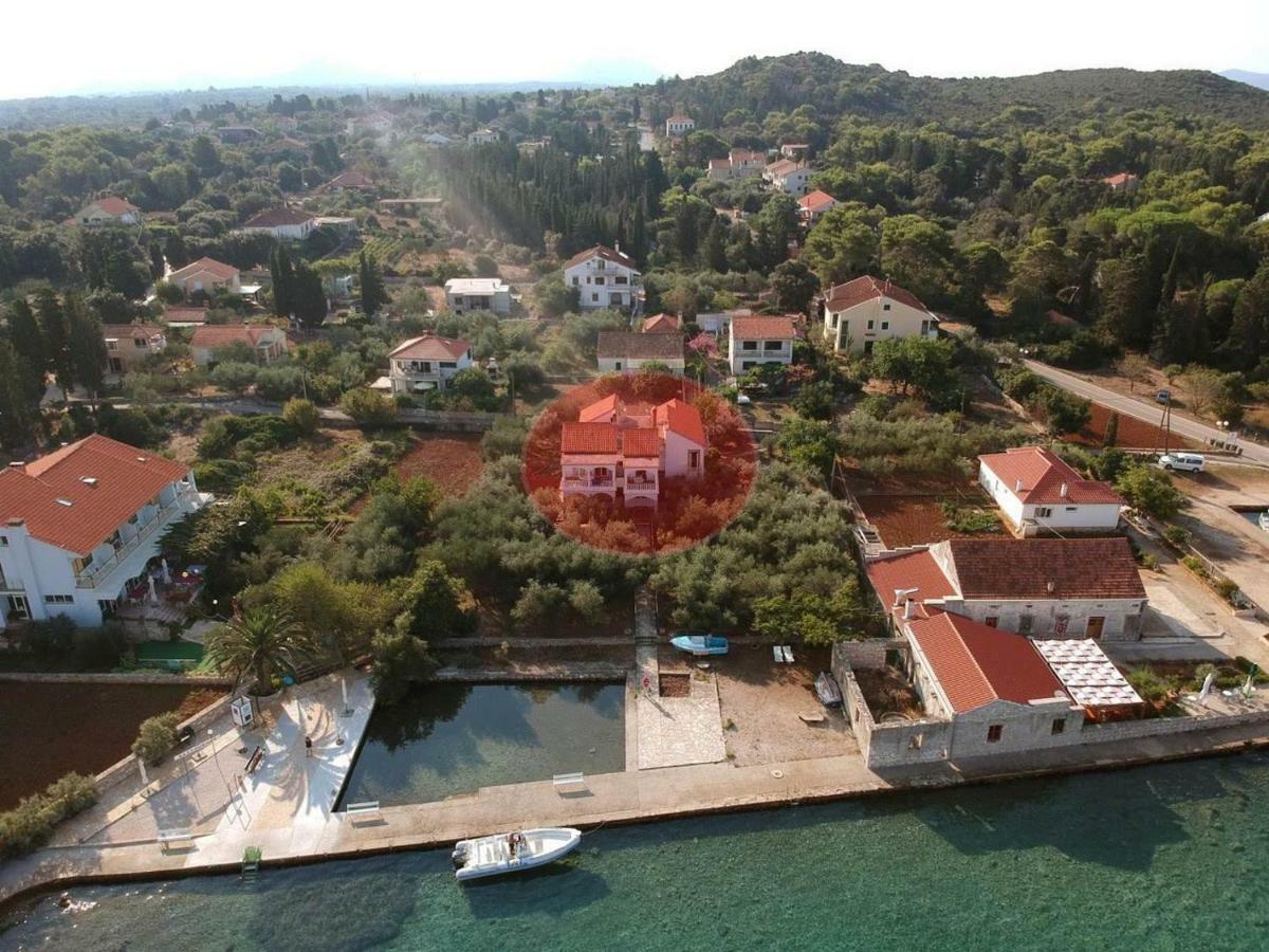 Appartamento Family House Rebeka Ugljan Esterno foto