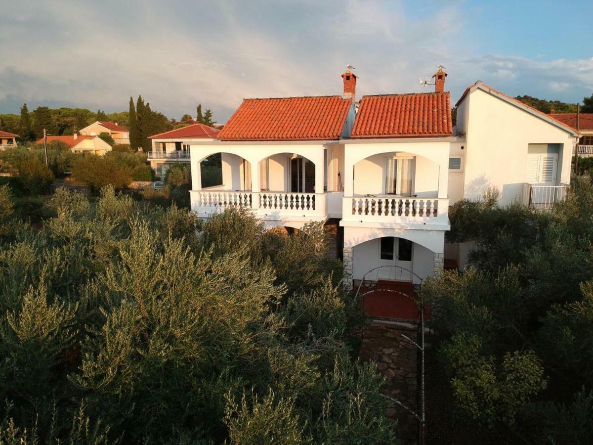Appartamento Family House Rebeka Ugljan Esterno foto